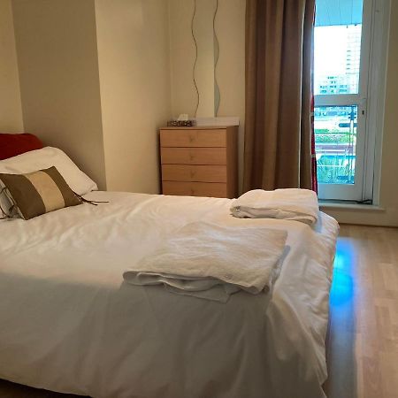 St George Wharf Apartment Londra Esterno foto