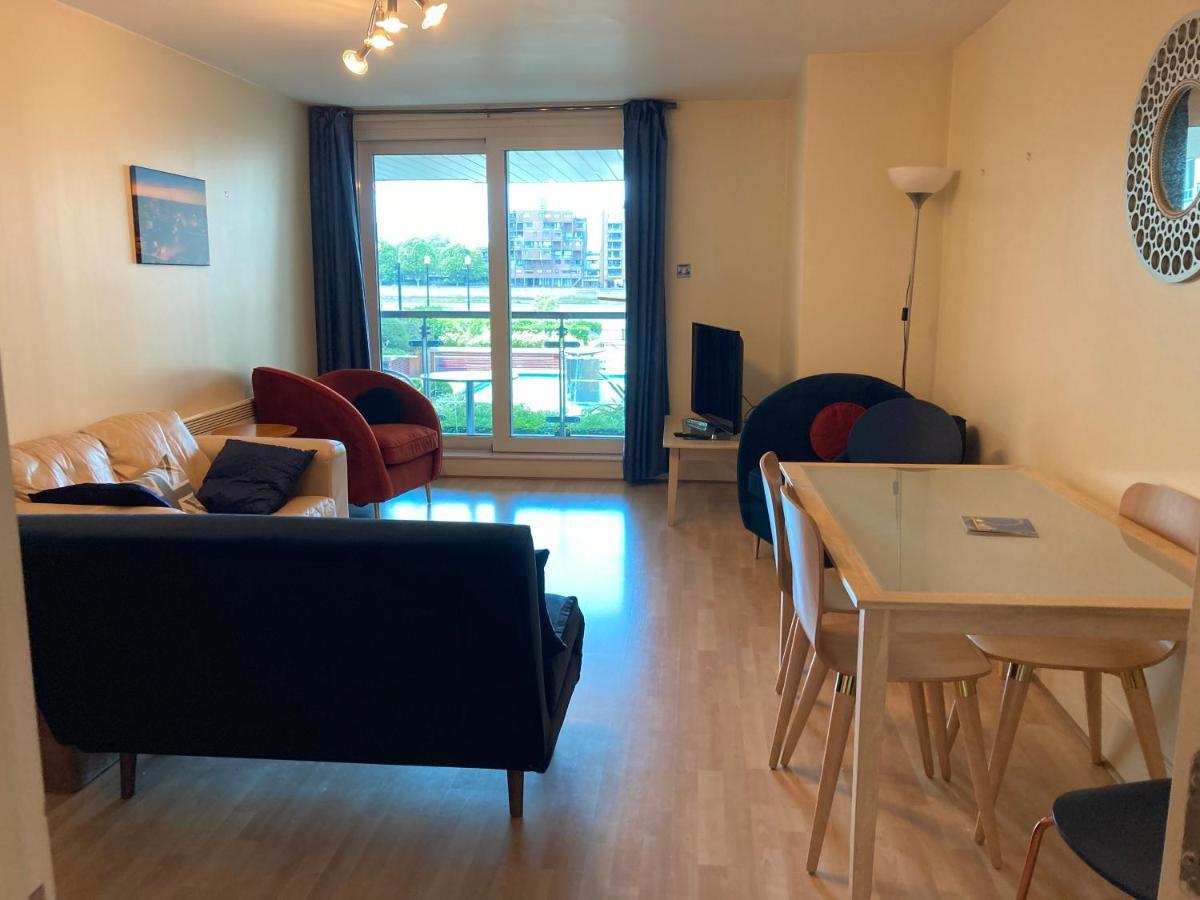 St George Wharf Apartment Londra Esterno foto
