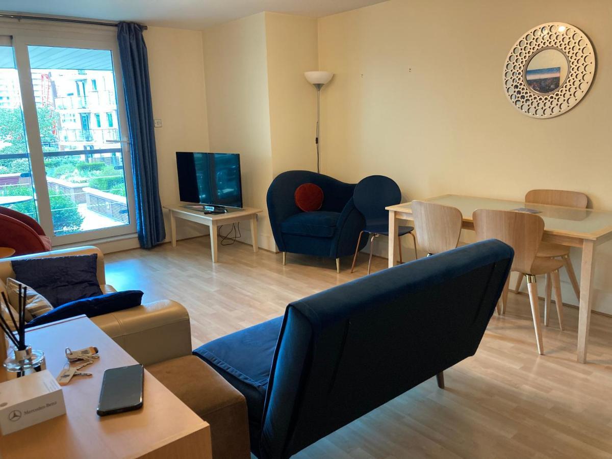 St George Wharf Apartment Londra Esterno foto