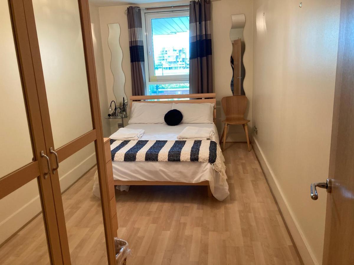 St George Wharf Apartment Londra Esterno foto